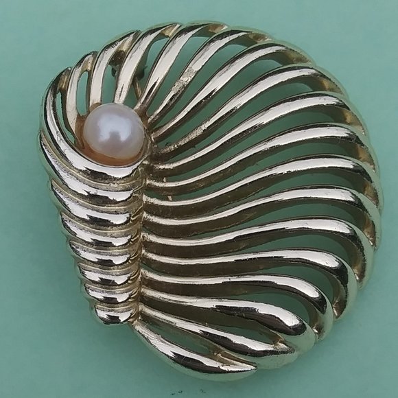 Vintage Marboux gold tone faux pearl brooch - Picture 6 of 16